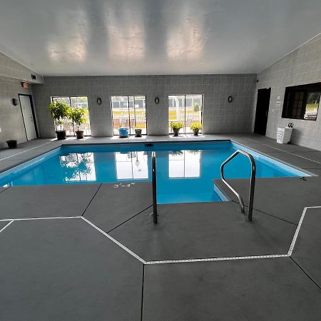 Sky Lodge Inn & Suites - Delavan Esterno foto