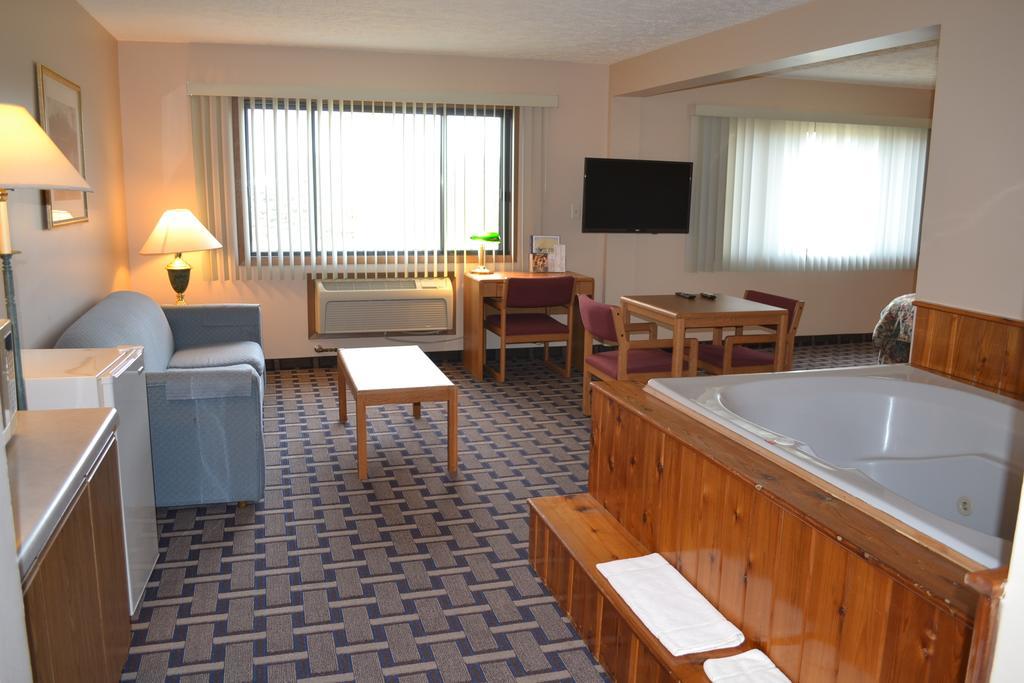 Sky Lodge Inn & Suites - Delavan Esterno foto