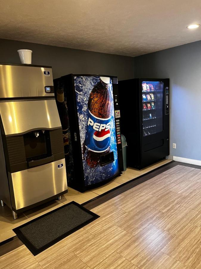 Sky Lodge Inn & Suites - Delavan Esterno foto