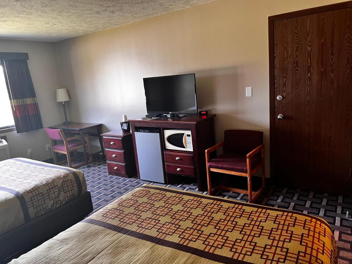 Sky Lodge Inn & Suites - Delavan Esterno foto