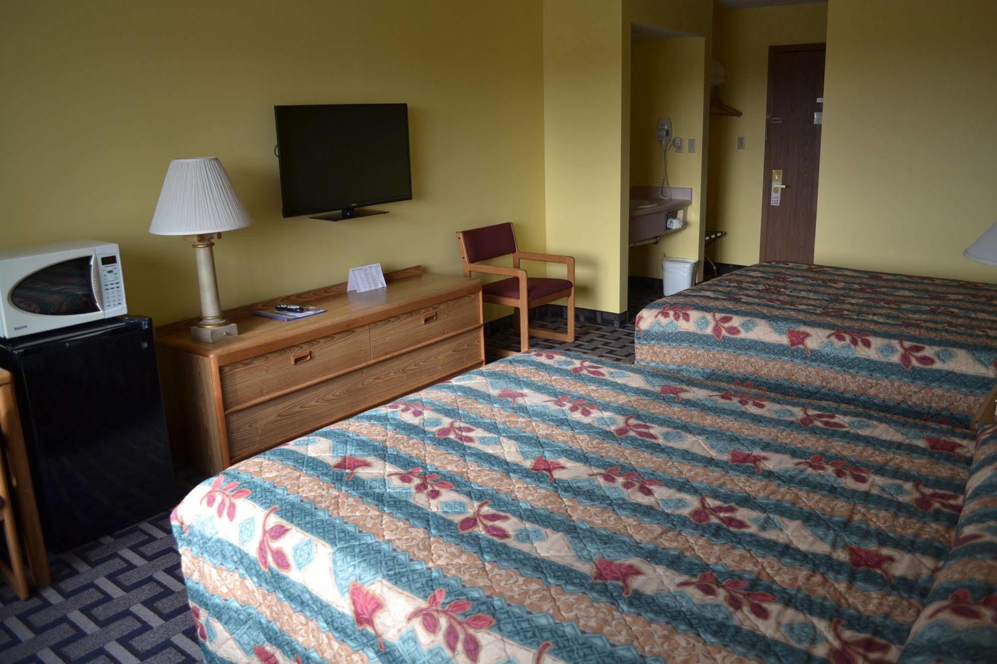 Sky Lodge Inn & Suites - Delavan Esterno foto