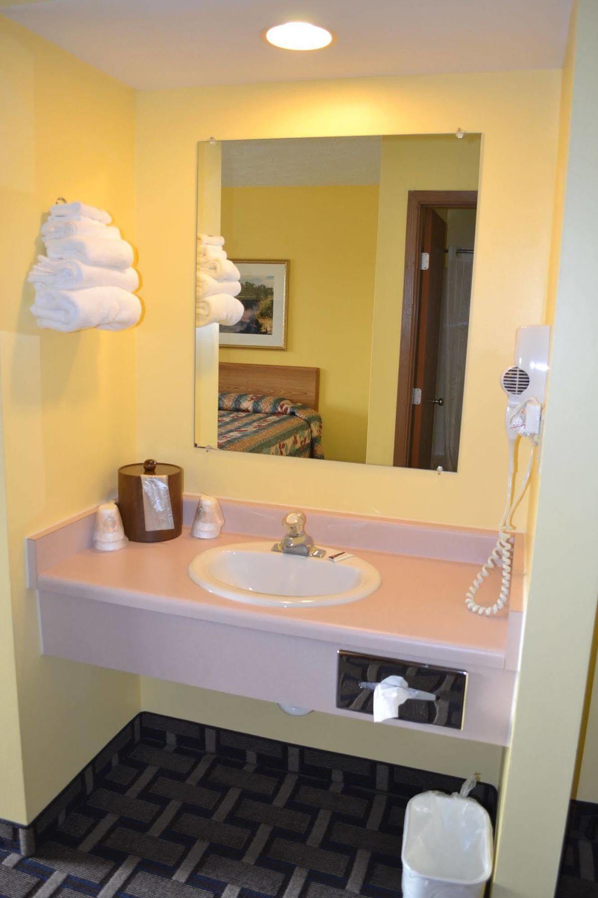 Sky Lodge Inn & Suites - Delavan Esterno foto