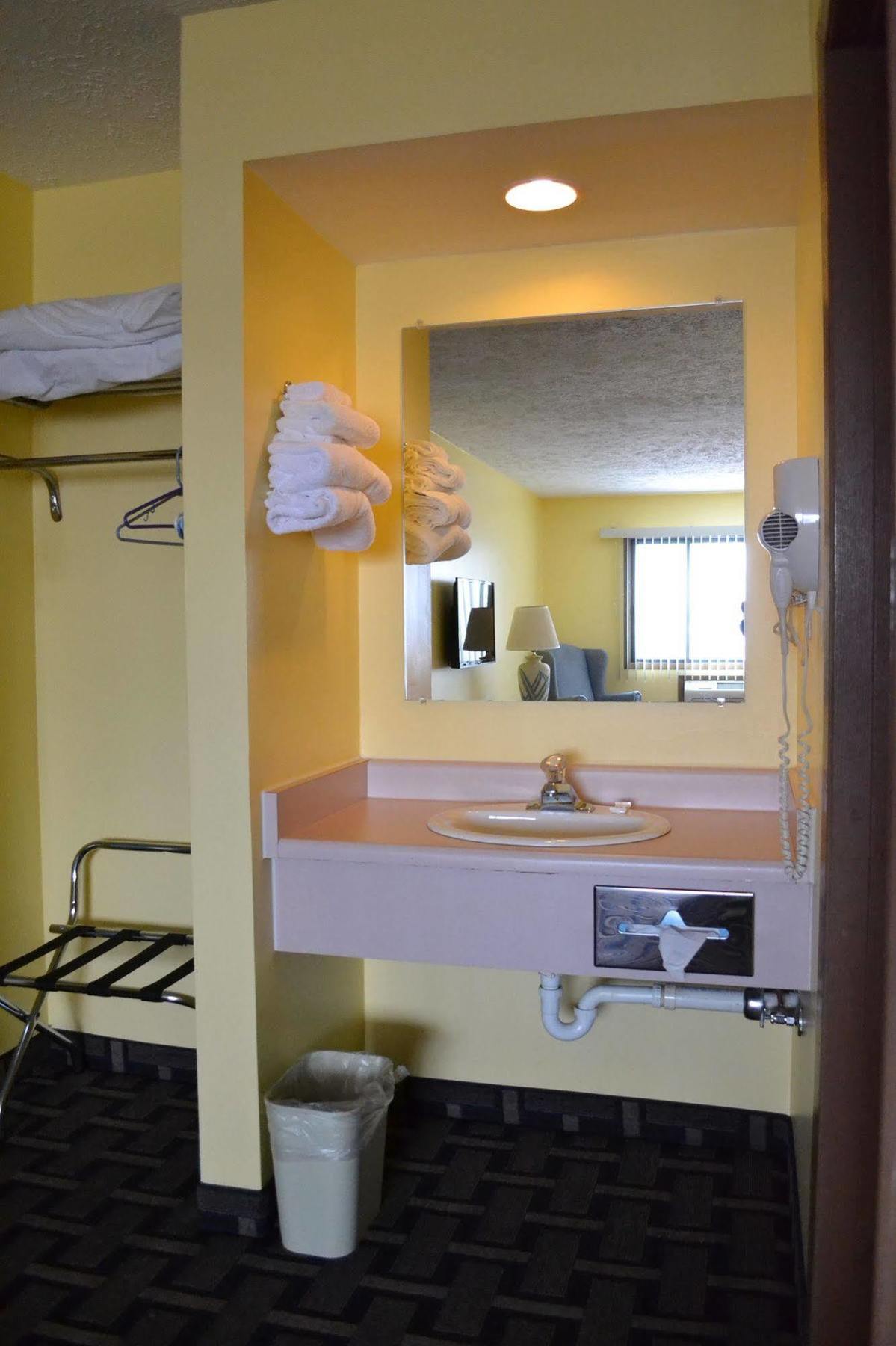 Sky Lodge Inn & Suites - Delavan Esterno foto