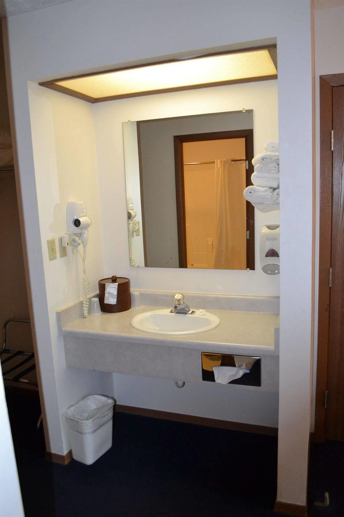 Sky Lodge Inn & Suites - Delavan Esterno foto