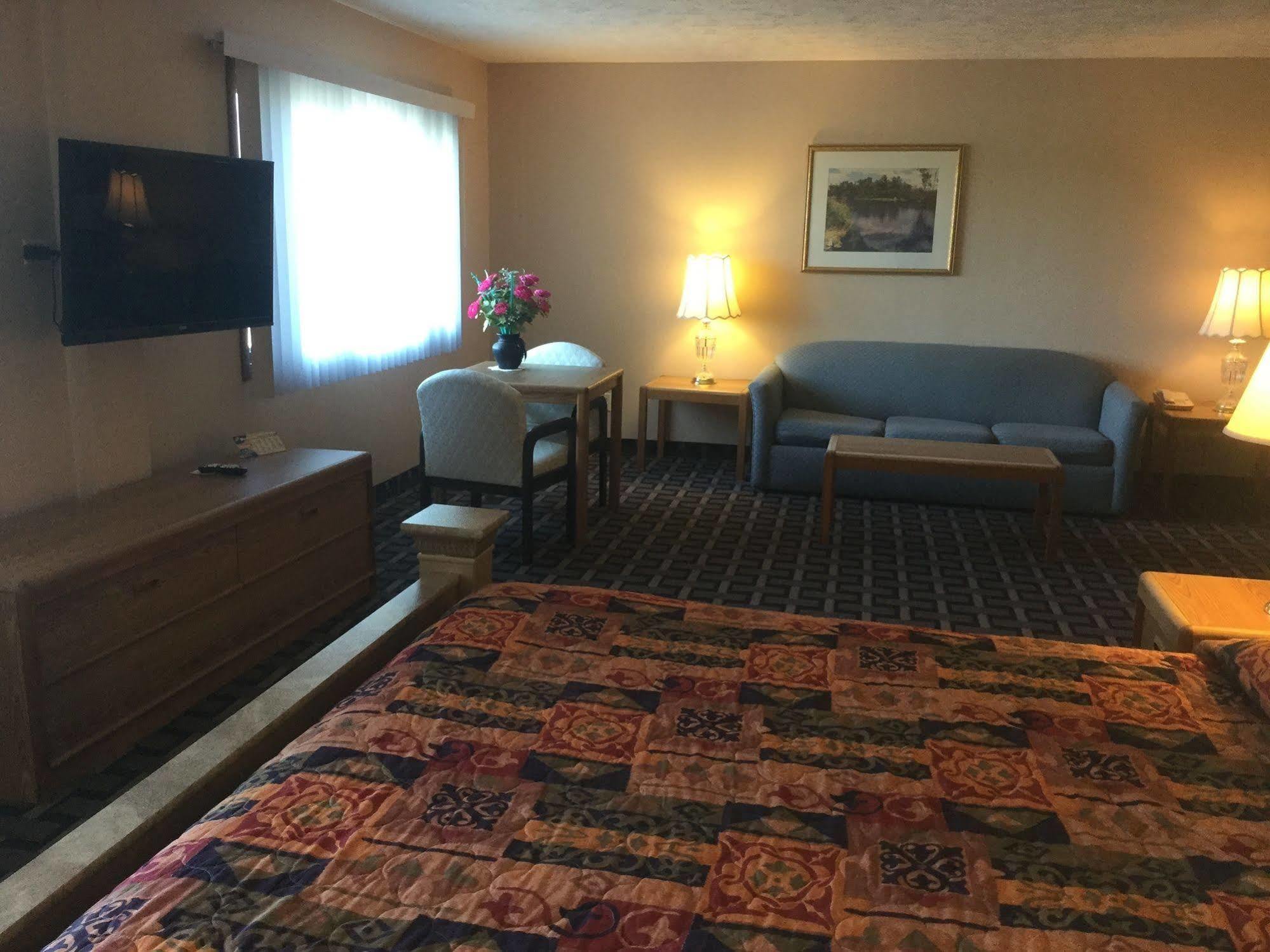 Sky Lodge Inn & Suites - Delavan Esterno foto
