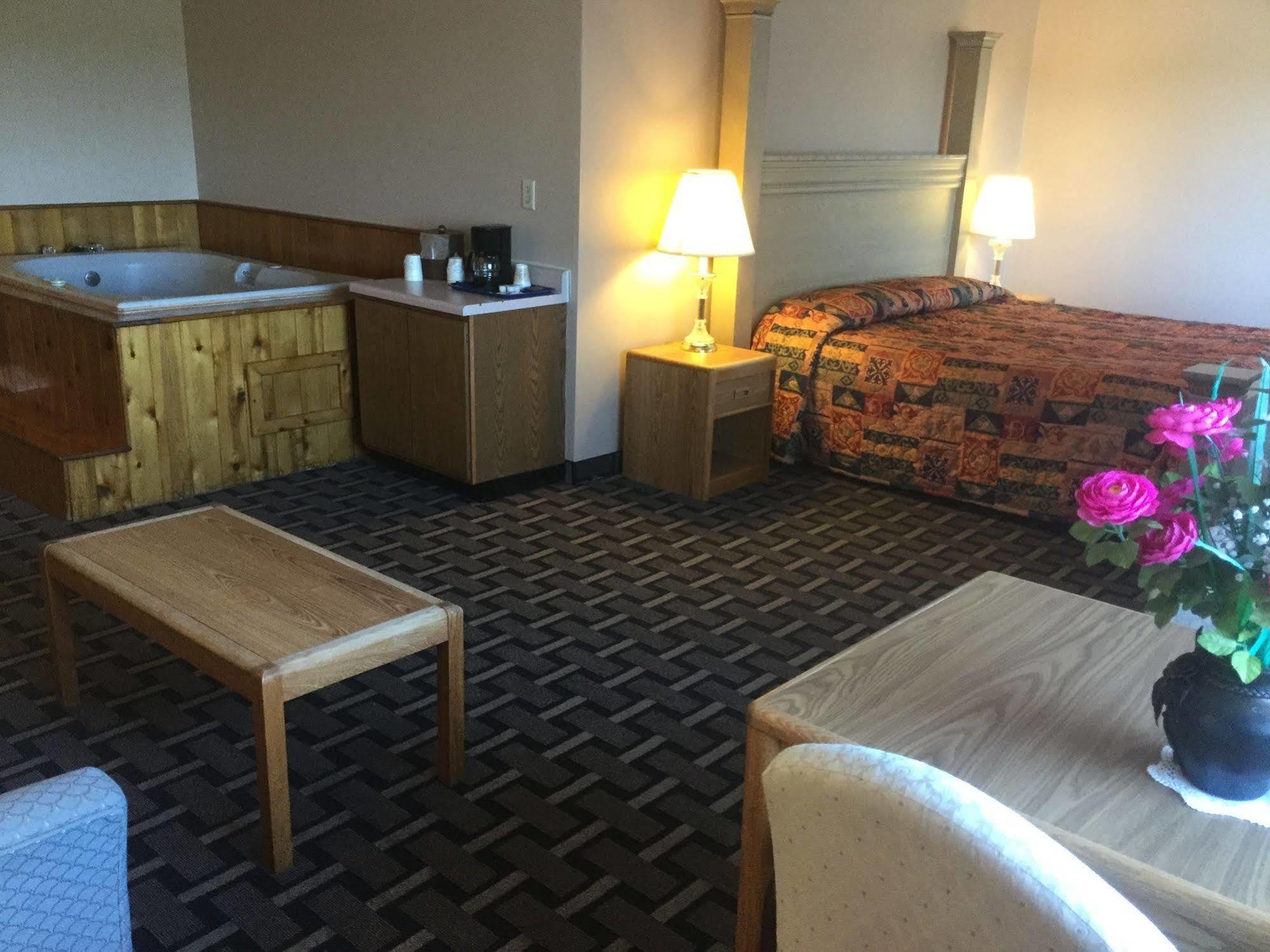 Sky Lodge Inn & Suites - Delavan Esterno foto