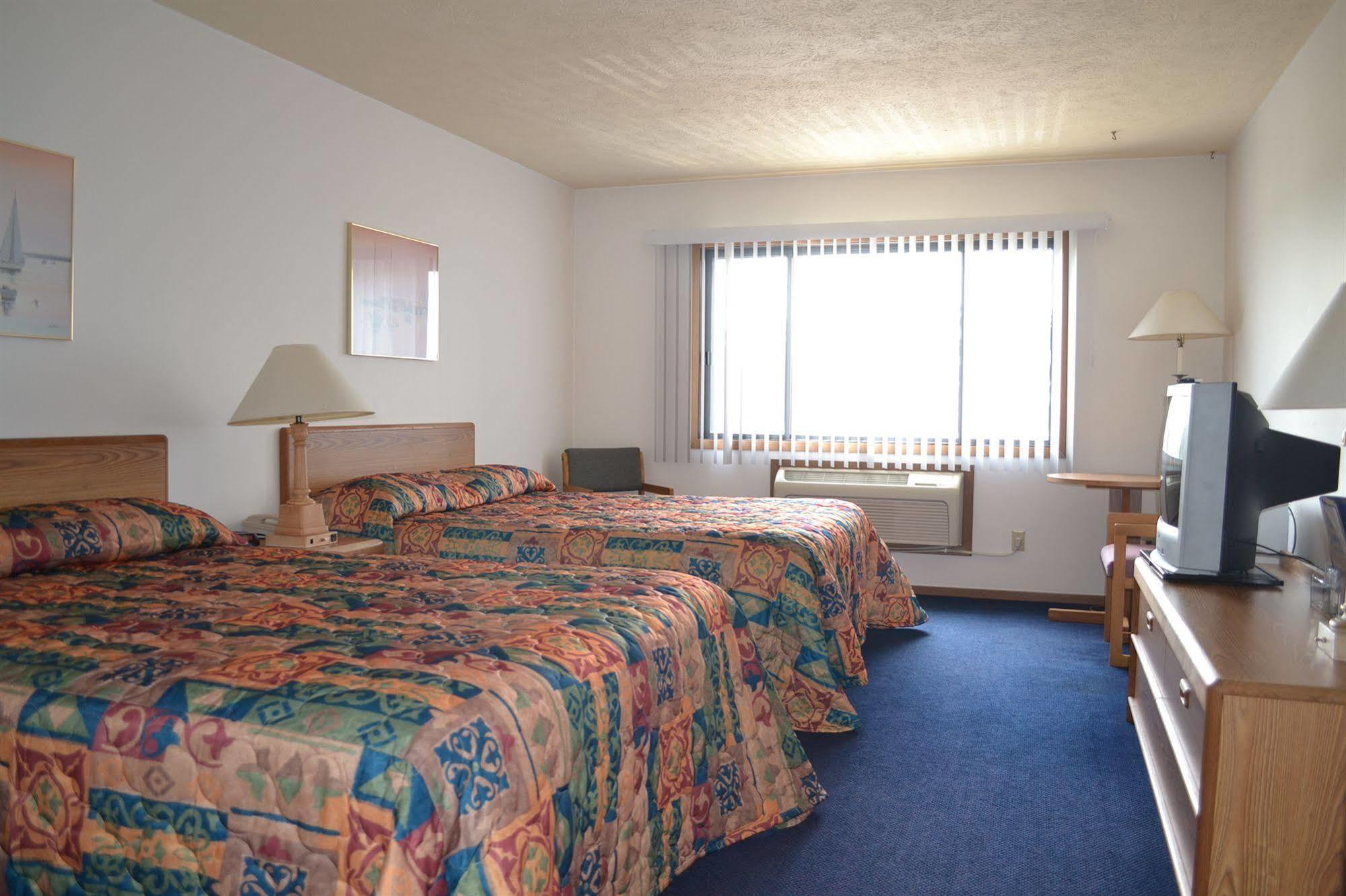 Sky Lodge Inn & Suites - Delavan Esterno foto