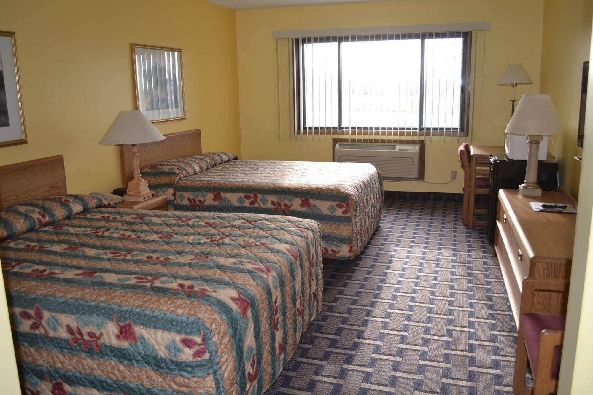 Sky Lodge Inn & Suites - Delavan Esterno foto