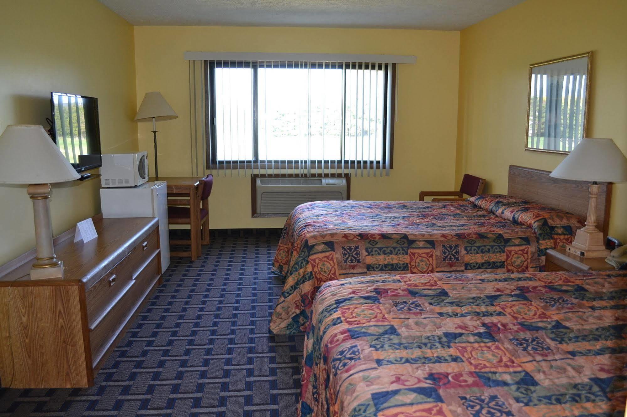 Sky Lodge Inn & Suites - Delavan Esterno foto