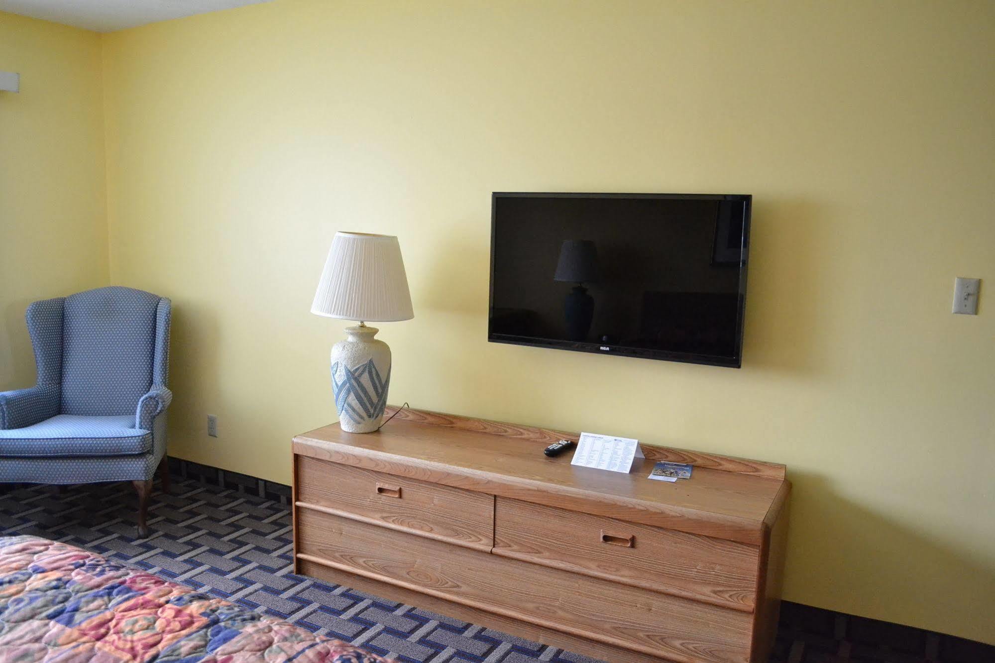 Sky Lodge Inn & Suites - Delavan Esterno foto