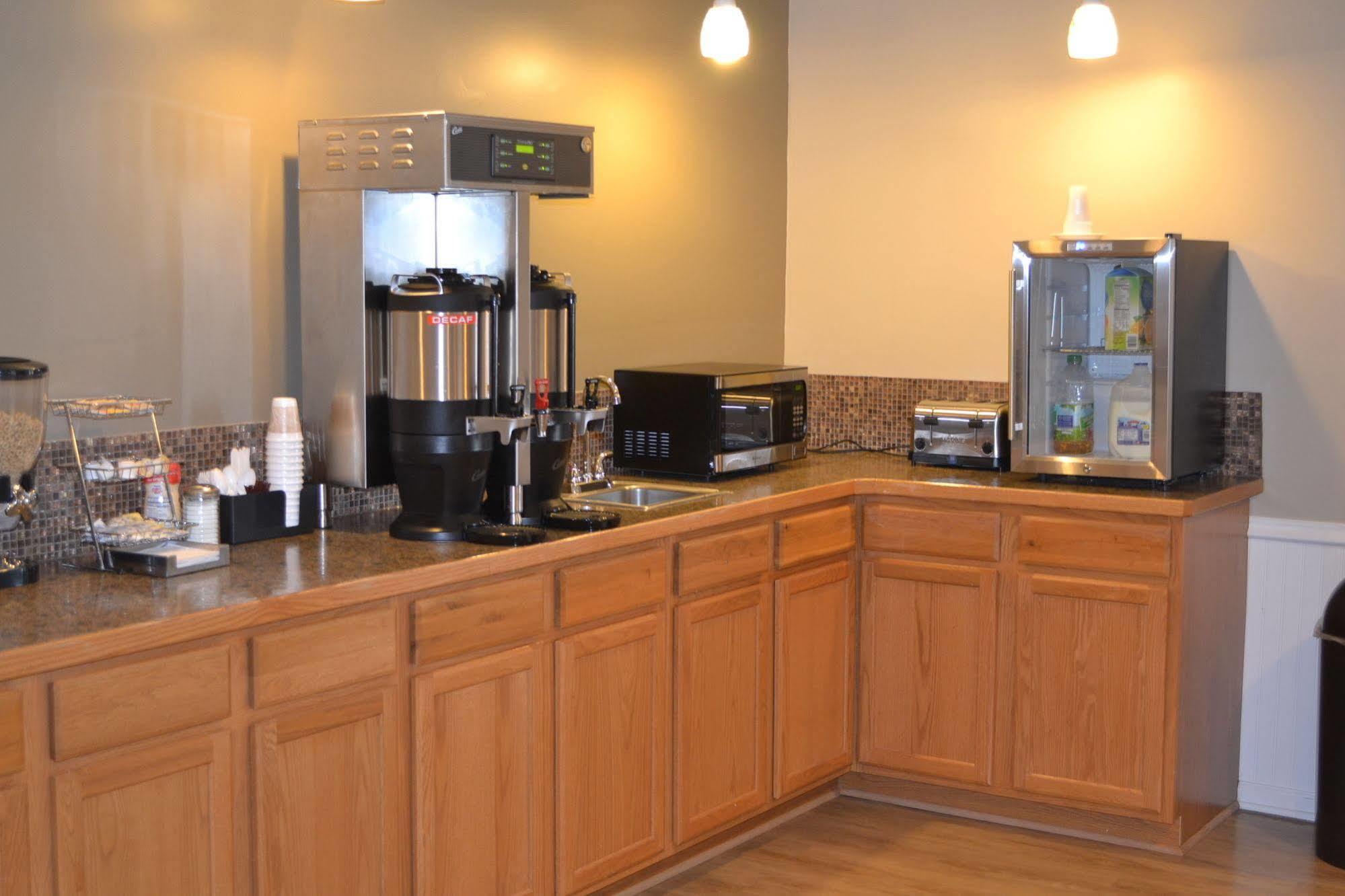 Sky Lodge Inn & Suites - Delavan Esterno foto