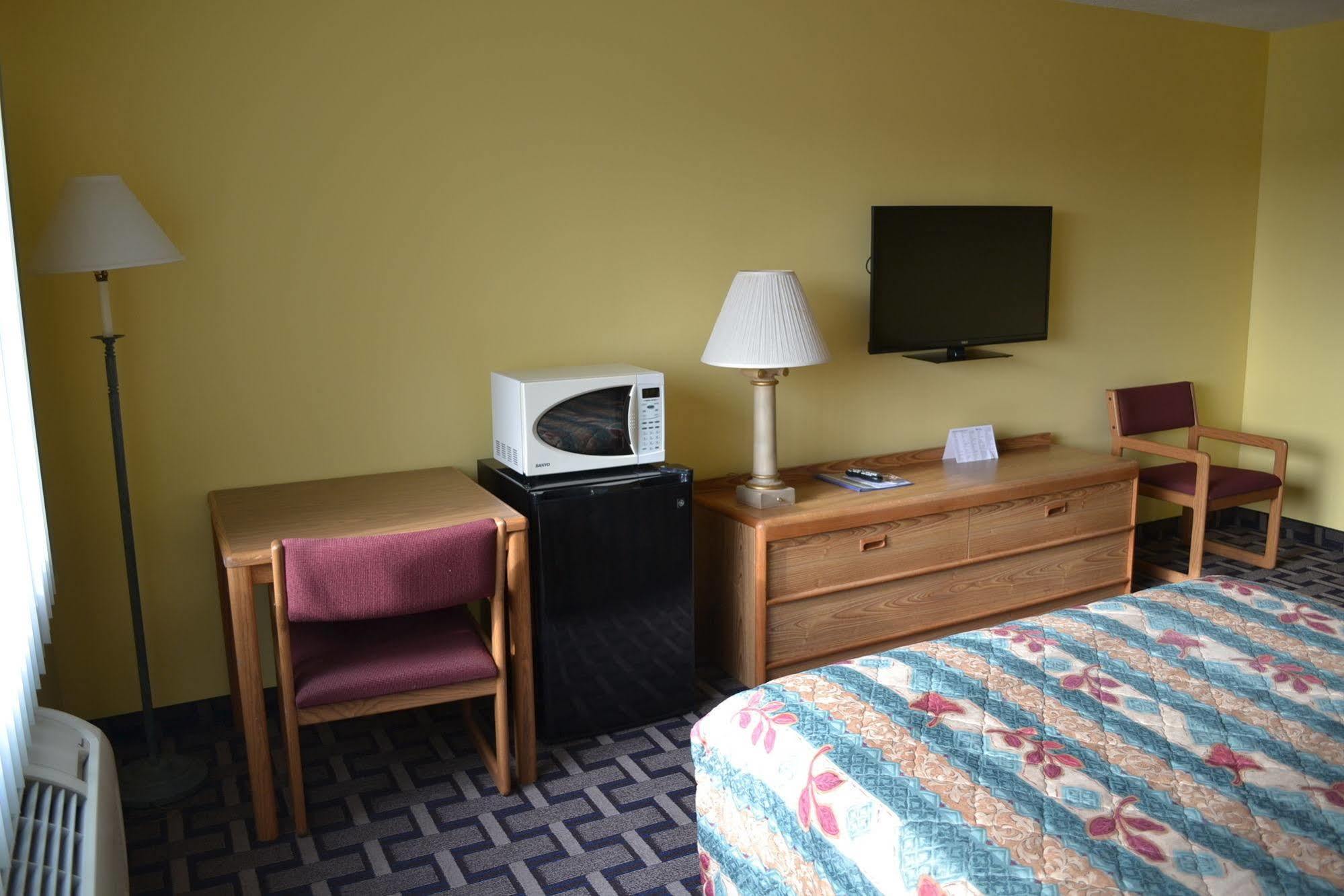 Sky Lodge Inn & Suites - Delavan Esterno foto