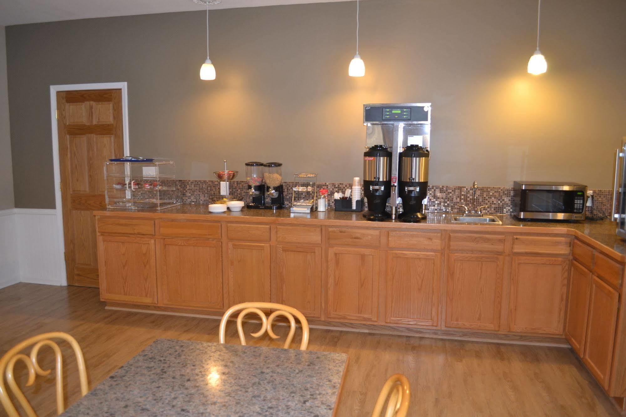 Sky Lodge Inn & Suites - Delavan Esterno foto