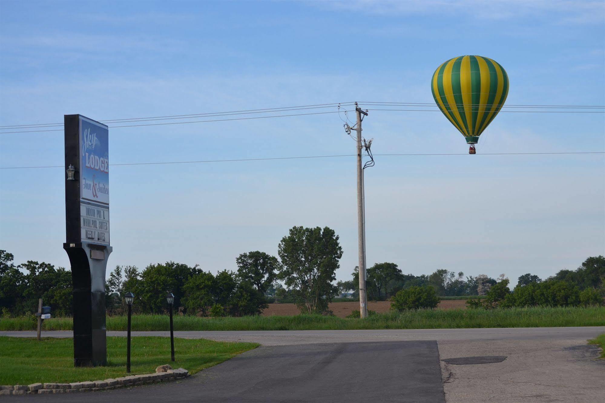 Sky Lodge Inn & Suites - Delavan Esterno foto
