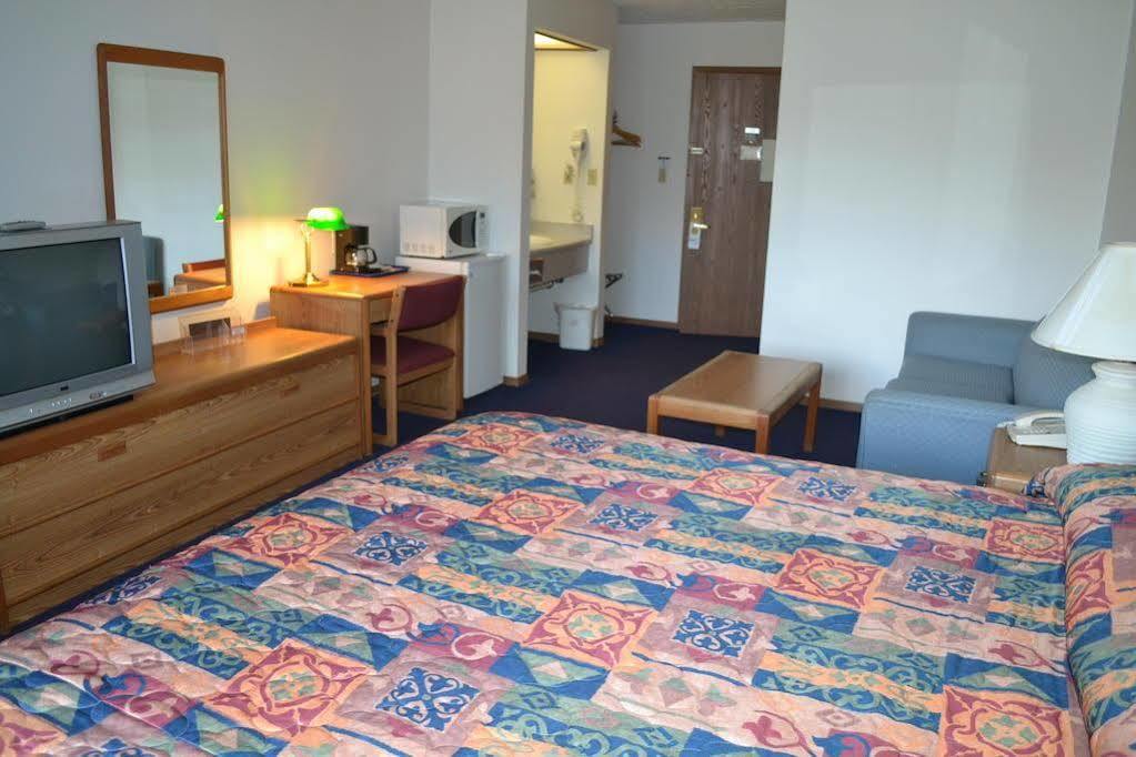Sky Lodge Inn & Suites - Delavan Esterno foto