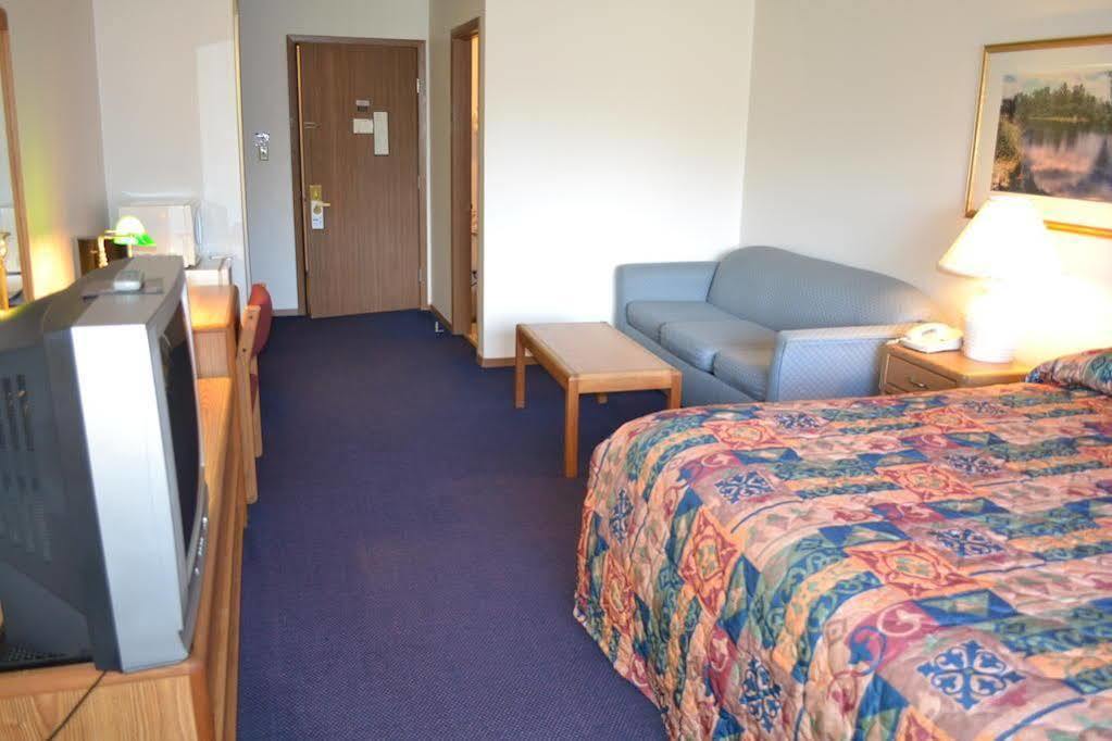 Sky Lodge Inn & Suites - Delavan Esterno foto