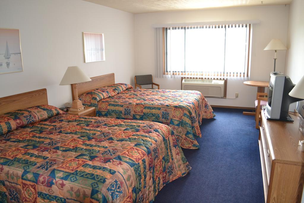 Sky Lodge Inn & Suites - Delavan Esterno foto